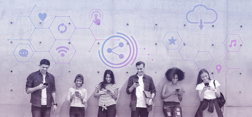 A imagem apresenta um grupo de seis jovens encostados a uma parede, todos concentrados nos seus smartphones. Sobre eles, destaca-se uma sobreposição gráfica em tons de roxo e azul que exibe diversos ícones digitais — como símbolos de partilha, Wi-Fi, nuvem e música — interligados por uma rede de linhas geométricas. O conjunto ilustra visualmente a interação constante e a partilha de conteúdos no ambiente digital.