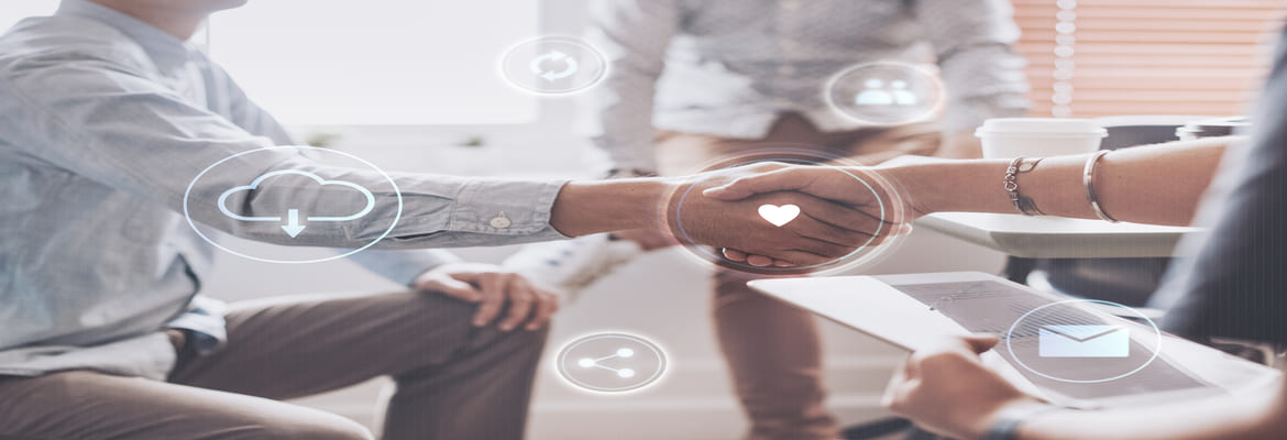 Pessoas a apertar as mãos numa colaboração de comunicação digital, com ícones de partilha, drive e email.