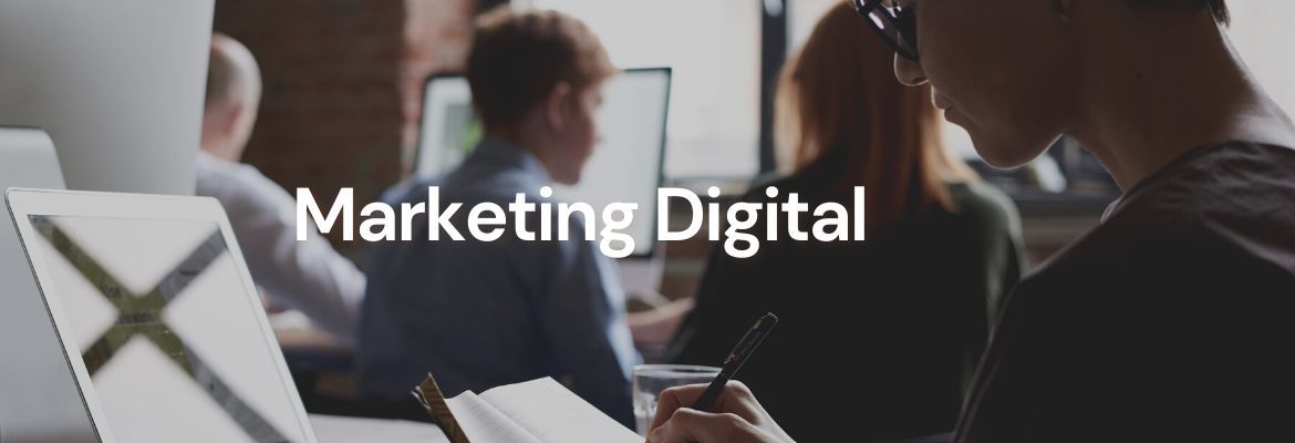 Estudantes a trabalhar em computadores numa sala de aula, com a expressão “Marketing Digital” sobreposta, representando o contexto de aprendizagem na área do marketing.