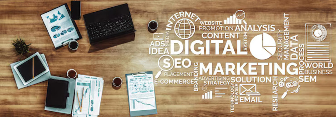 Mesa de trabalho vista de cima com computador portátil, documentos, café e elementos gráficos relacionados com marketing digital, incluindo as palavras “digital”, “marketing”, “SEO”, “content”, “analysis”, “data” e “email”